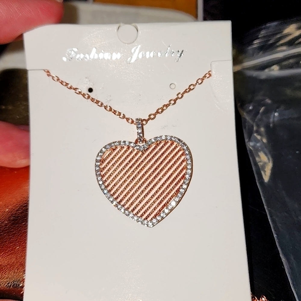 Genevive Jewelry Heart necklace w/cubic zirconian